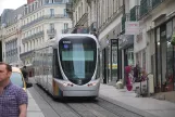 Angers sporvognslinje A med lavgulvsledvogn 1003 på Rue de la Roë (2016)