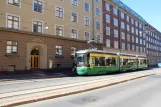 Helsingfors sporvognslinje 2 med lavgulvsledvogn 437 ved Hanken/Arkadiankatu (2018)