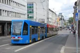 Kassel sporvognslinje 1 med lavgulvsbivogn 511 på Fünffensterstraße (2022)