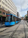 Oslo sporvognslinje 18 med lavgulvsledvogn 401 på Storgata (2022)