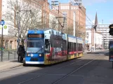 Rostock sporvognslinje 5 med lavgulvsledvogn 687 ved Lange Straße (2015)