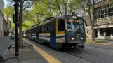 Sacramento sporvognslinje Blå med ledvogn 218 nær Cathedral Square Station (2024)