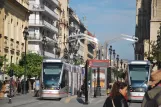 Sevilla sporvognslinje T1 med lavgulvsledvogn 303 ved Archivo de Indias (2018)
