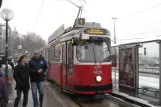 Wien sporvognslinje 1 med ledvogn 4028 ved Schwedenplatz (2013)