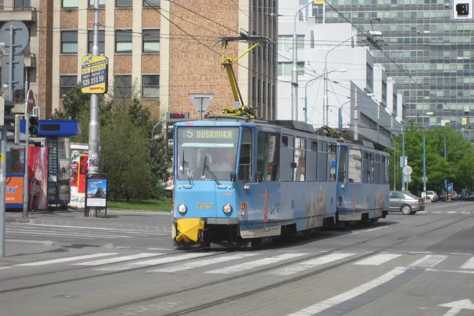 Bratislava sporvognslinje 5 med motorvogn 7937 på Radlinského (2008)
