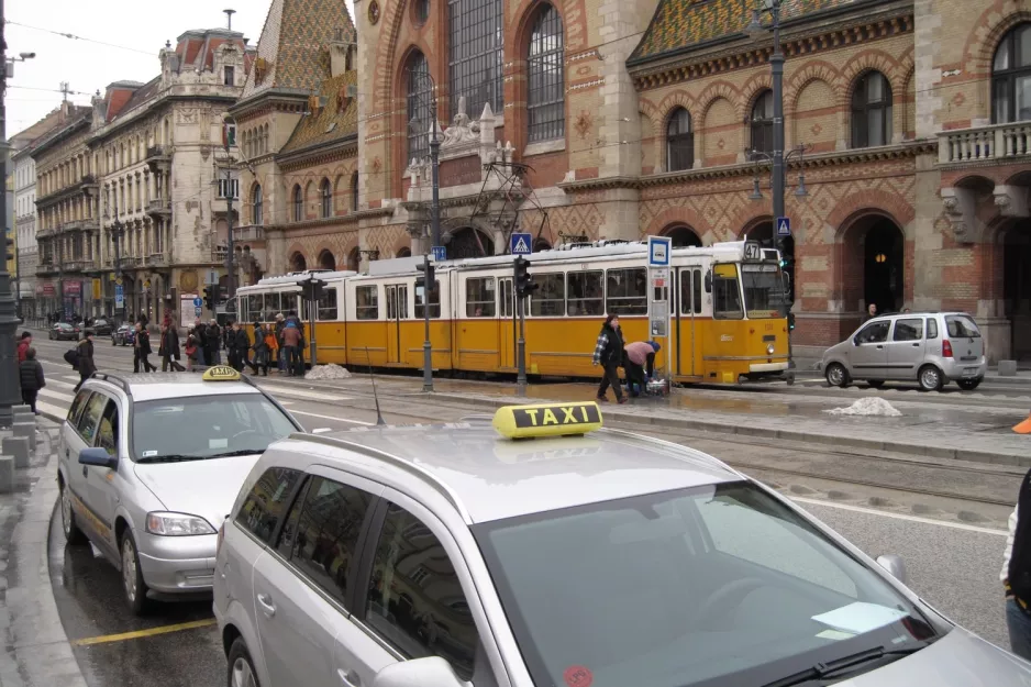 Budapest sporvognslinje 47 med ledvogn 1301 ved Fővám tér M (2013)