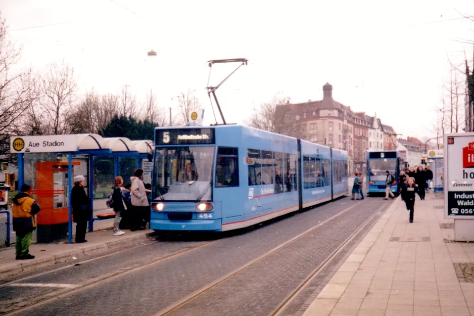 Kassel sporvognslinje 5 med lavgulvsledvogn 454 ved Auestadion (1998)
