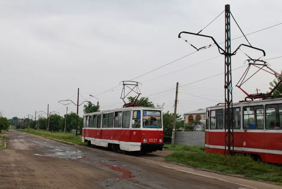 Kramatorsk sporvognslinje 5 med motorvogn 0037 på Tsentralna Street (2012)