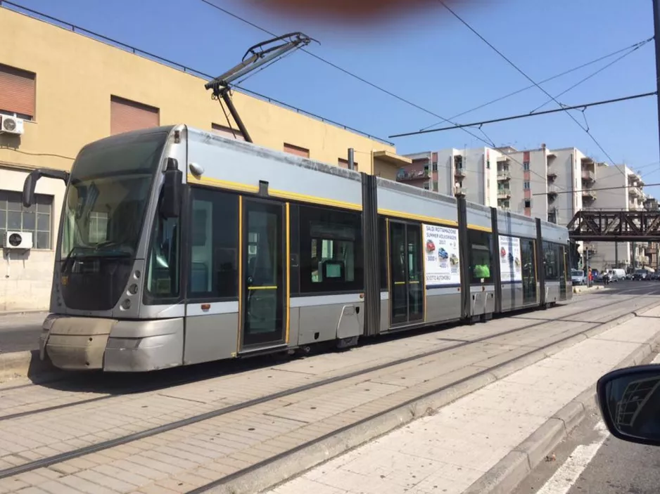 Messina sporvognslinje 28 med lavgulvsledvogn 08T på Via Uberto Bonino (2017)