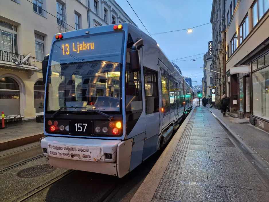Oslo sporvognslinje 13 med lavgulvsledvogn 157 ved Dronningens gate (2024)