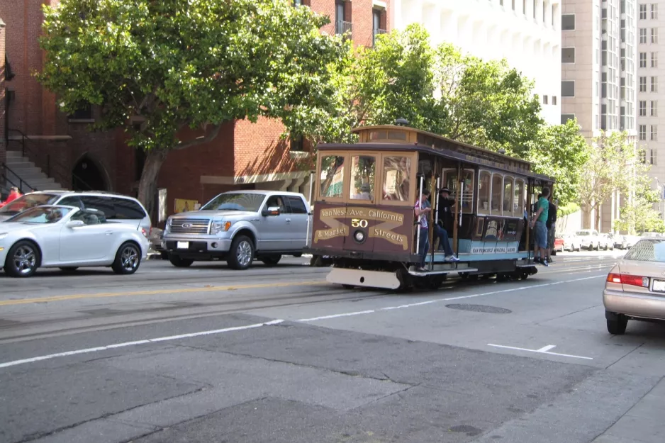 San Francisco kabelbane California med kabelsporvogn 50 på California Street, set bagfra (2010)