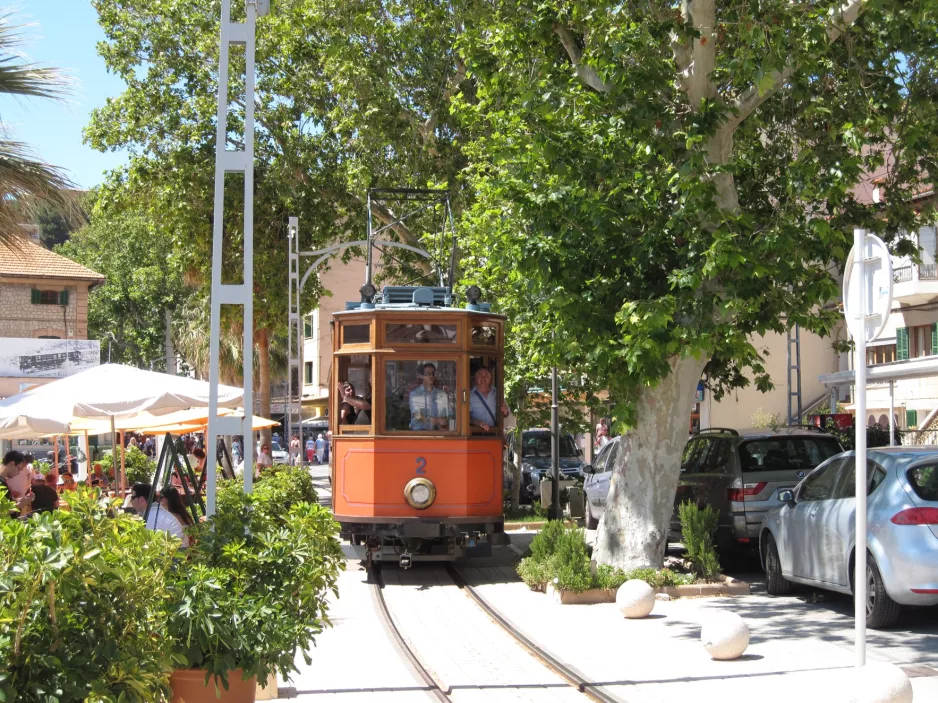 Sóller sporvognslinje med motorvogn 2 på Carrer de la Marina (2013)