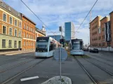 Aarhus letbanelinje L2 med lavgulvsledvogn 2105-2205 i krydset Nørreport/Mejlgade (2020)