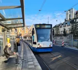 Amsterdam sporvognslinje 1 med lavgulvsledvogn 2027 ved Leidseplein (2020)