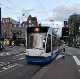Amsterdam sporvognslinje 1 med lavgulvsledvogn 2124 på Huygenstraat/Overtoom (2020)