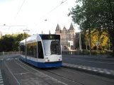 Amsterdam sporvognslinje 14 med lavgulvsledvogn 2115 på Alexanderplein (2009)