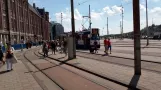 Amsterdam sporvognslinje 16 med ledvogn 832 ved Centraal Station (2016)