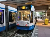 Amsterdam sporvognslinje 17 med lavgulvsledvogn 2031 ved Lelylaan (2020)