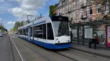 Amsterdam sporvognslinje 17 med lavgulvsledvogn 2067 ved 1e Con. Huygensstraat (2022)