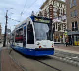 Amsterdam sporvognslinje 2 med lavgulvsledvogn 2054 på Nieuwezijds Voorburgwal (2021)