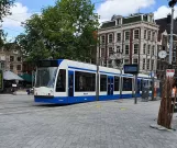 Amsterdam sporvognslinje 2 med lavgulvsledvogn 2065 på Leidseplein (2020)