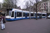 Amsterdam sporvognslinje 2 med lavgulvsledvogn 2068 ved Leidseplein (2004)