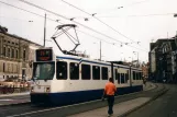 Amsterdam sporvognslinje 24 med ledvogn 818 på Spui (2007)