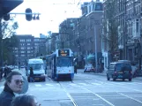 Amsterdam sporvognslinje 24 med ledvogn 838 på Van Baerlestraat (2009)