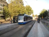 Amsterdam sporvognslinje 4 med lavgulvsledvogn 2150 på Frederiksplein (2009)