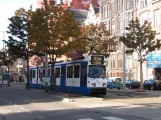 Amsterdam sporvognslinje 5 med ledvogn 920 på Nieuwezijds Voorburgwal (2009)