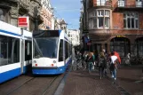 Amsterdam sporvognslinje 7 med lavgulvsledvogn 2029 på Leidsestraat (2006)