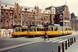 Amsterdam sporvognslinje 9 med ledvogn 664 ved Centraal Station (1981)