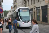Angers sporvognslinje A med lavgulvsledvogn 1005 på Rue de la Roë (2016)