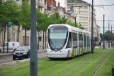 Angers sporvognslinje A med lavgulvsledvogn 1011 på Boulevard du Maréchal Foch (2016)