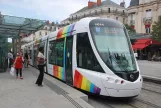 Angers sporvognslinje A med lavgulvsledvogn 1011 ved Ralliement tæt på (2016)