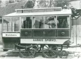 Arkivfoto: Aarhus hestesporvogn 5 inde i Scandia's gård, set fra siden (1884)
