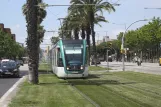 Barcelona sporvognslinje T1 med lavgulvsledvogn 21 på Maria Cristina Avinguda Diagonal (2012)