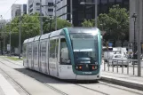 Barcelona sporvognslinje T2 med lavgulvsledvogn 13 ved Maria Cristina (2012)