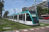 Barcelona sporvognslinje T3 med lavgulvsledvogn 07 på Maria Cristina Avinguda Diagonal (2012)