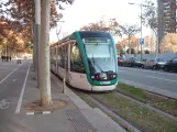 Barcelona sporvognslinje T4 med lavgulvsledvogn 16 på Avinguda Diagonal (2015)