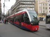 Beograd sporvognslinje 7 med lavgulvsledvogn 1519 i krydset Resavska/Kralja Milana (2016)