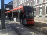 Bergen sporvognslinje 1 (Bybanen) med lavgulvsledvogn 203 ved Byparken (2014)