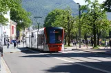 Bergen sporvognslinje 1 (Bybanen) med lavgulvsledvogn 208 ved Byparken (2012)