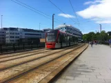 Bergen sporvognslinje 1 (Bybanen) med lavgulvsledvogn 213 på Nygårdsgaten (2012)