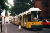 Berlin ekstralinje 26 med lavgulvsledvogn 1054 ved Freiheit (2001)
