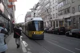 Berlin hurtiglinje M1 med lavgulvsledvogn 1004 på Rosenthaler Straße (2012)