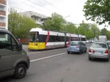 Berlin hurtiglinje M1 med lavgulvsledvogn 1513 nær Grabbeallè (2016)