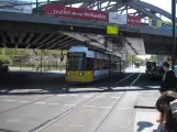 Berlin hurtiglinje M1 med lavgulvsledvogn 1513 på Berliner Strasse, Pankow (2016)