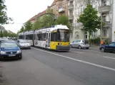 Berlin hurtiglinje M1 med lavgulvsledvogn 1521 nær Tschaikowskistr. (2016)