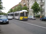 Berlin hurtiglinje M1 med lavgulvsledvogn 1521 på Grabbeallè, Pankow (2016)